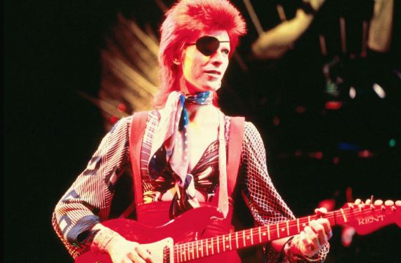 3529-david-bowie-was-photographed-performing-0x375-1